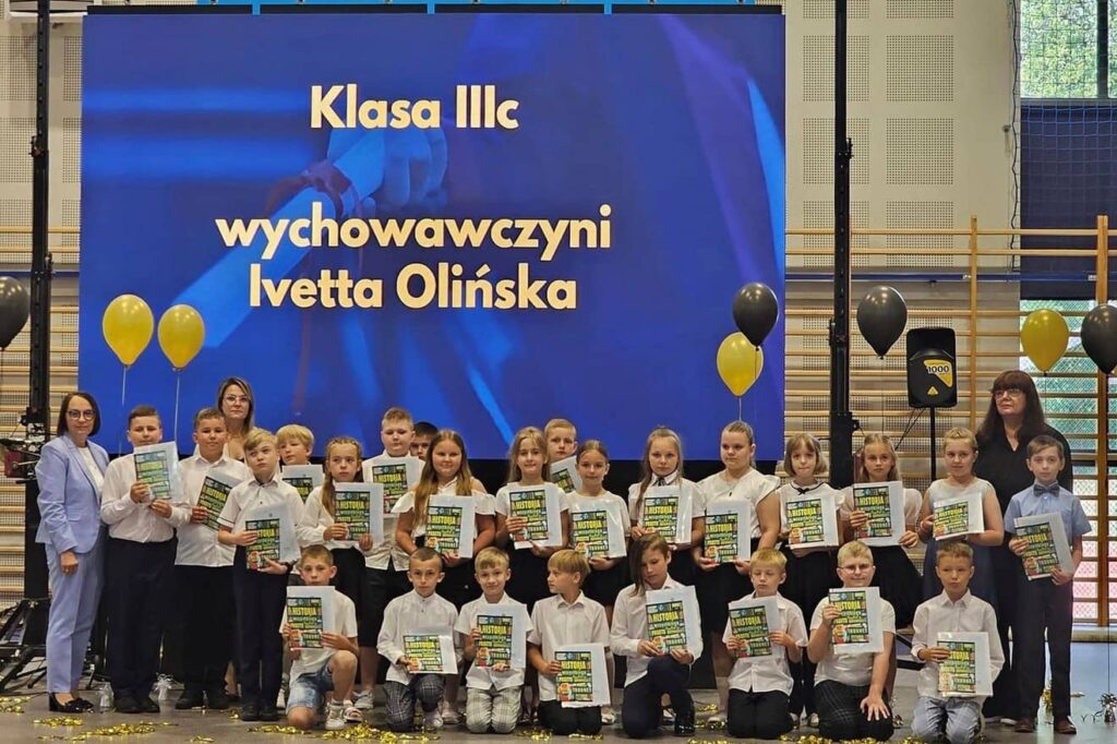 Na zdjęciu grupa uczniów wraz z nauczycielami i dyrekcją