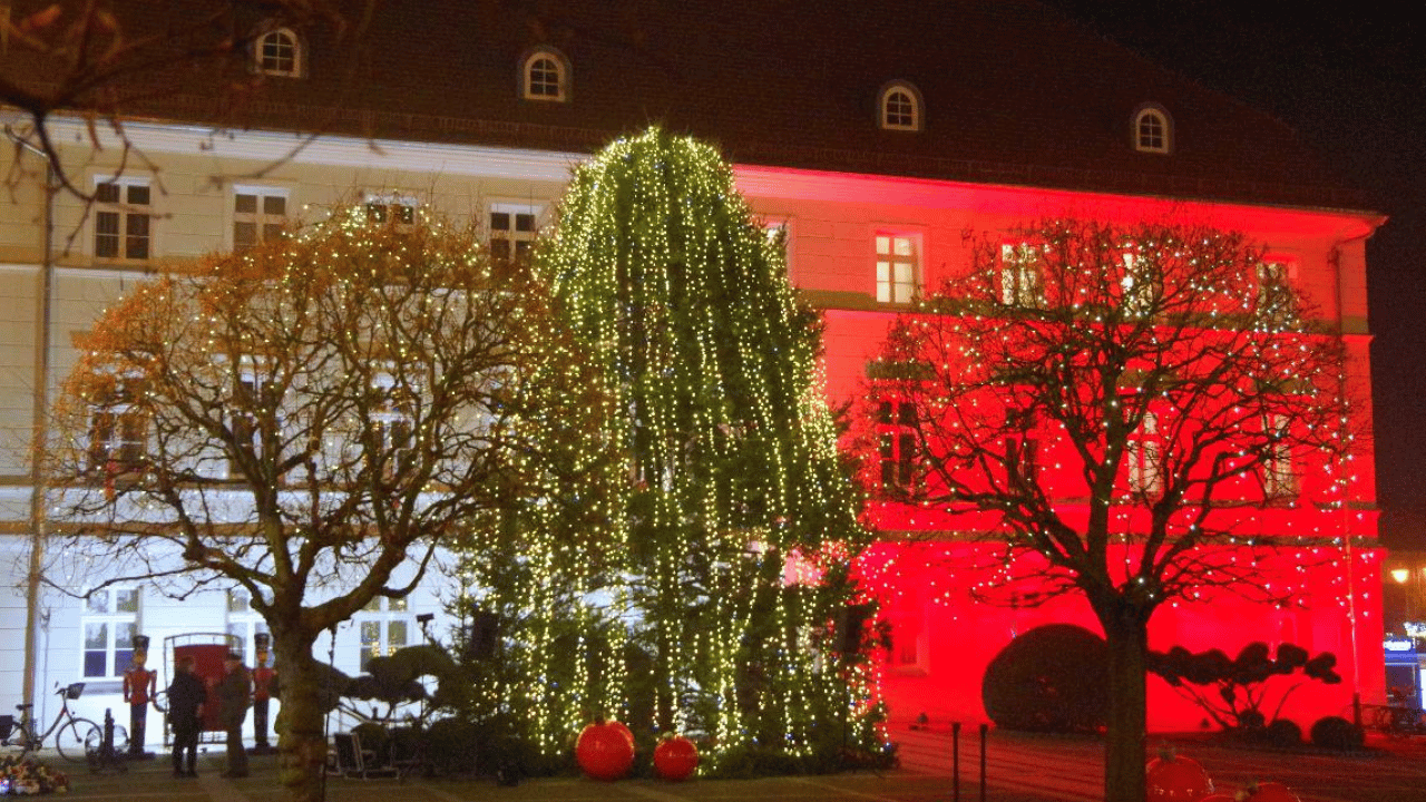 oswietlony rynek w Pleszewie