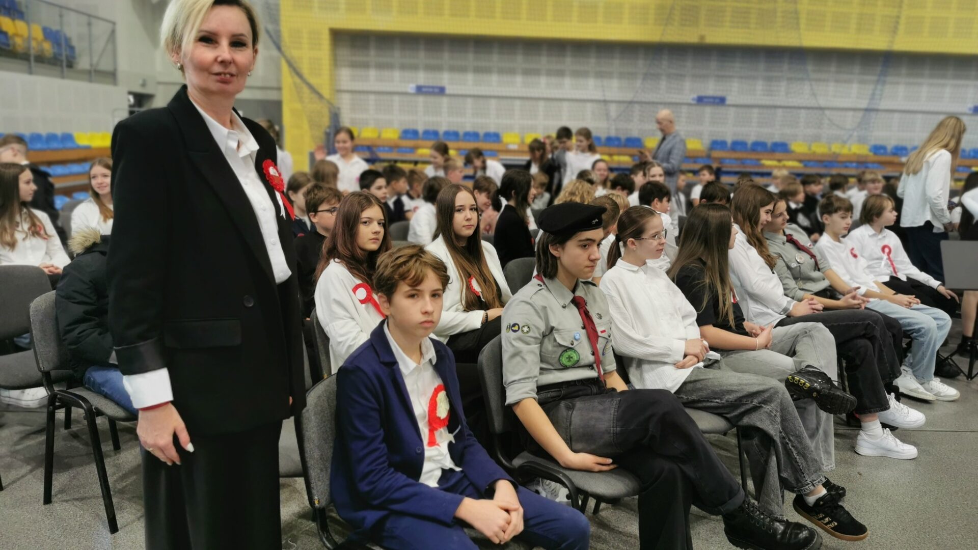 uczniowie na uroczystosci