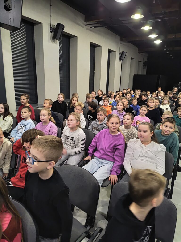 uczniowie podczas przedstawienia 