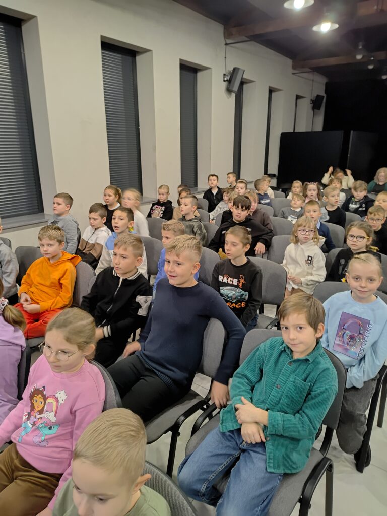 uczniowie na widowni podczas przedstawienia 