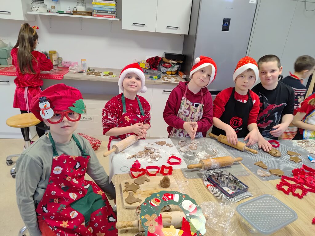 uczniowie pieką pierniki 