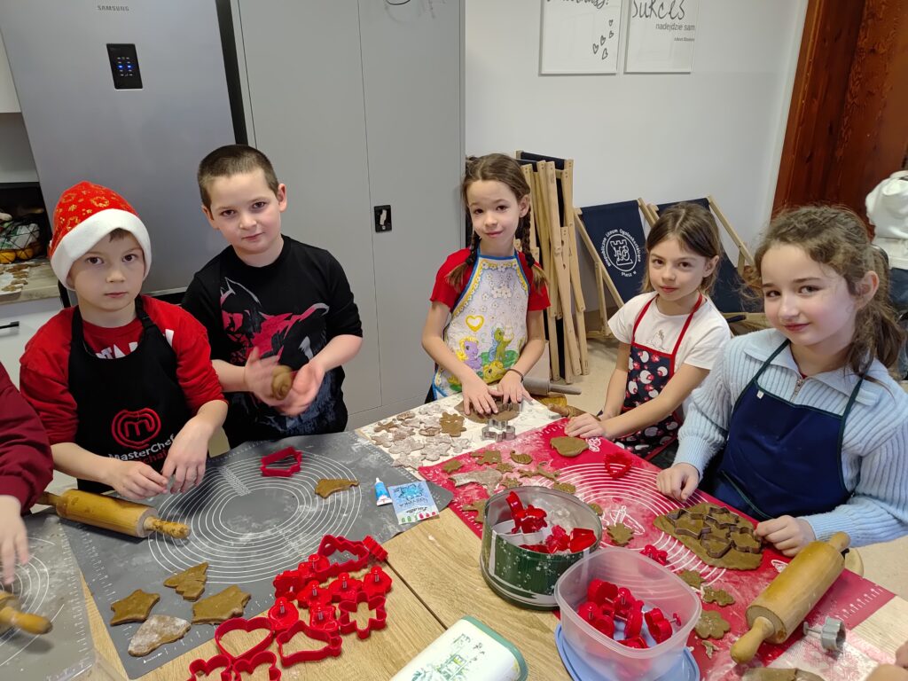 uczniowie pieką pierniki 