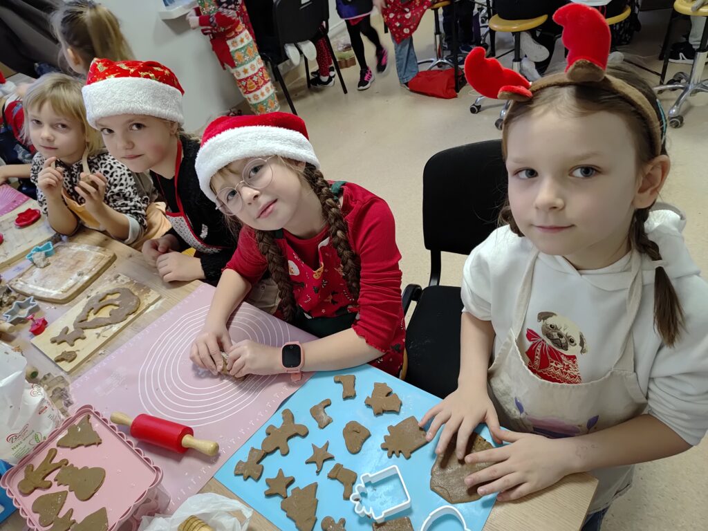 uczniowie pieczący pierniczki 