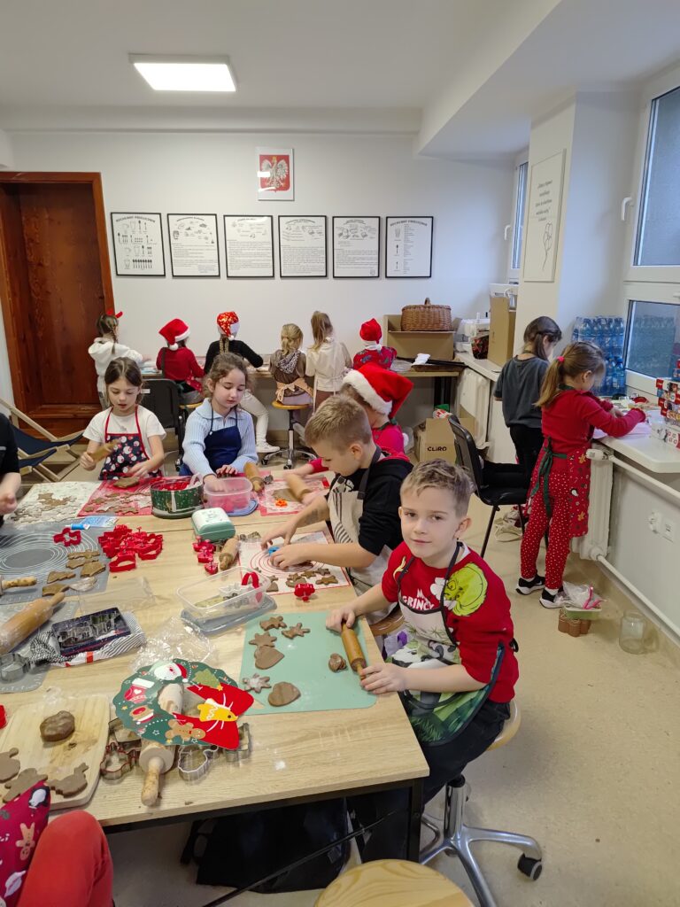 uczniowie podczas pieczenia pierniczków