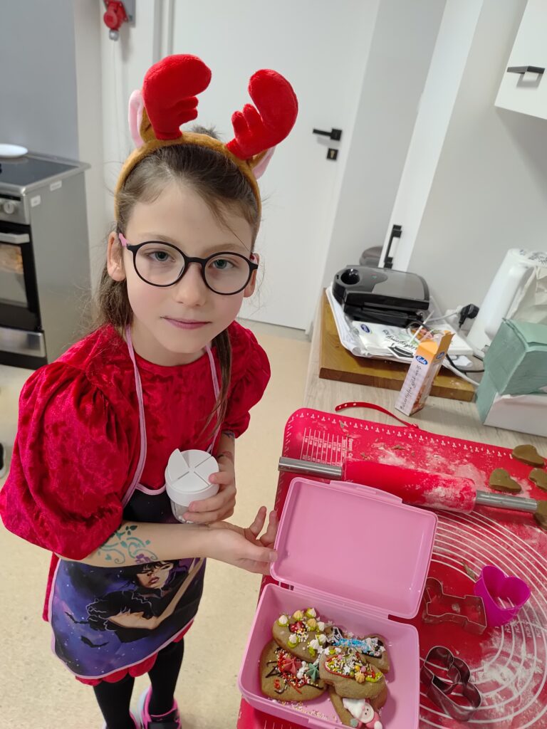 uczennica piecząca pierniczki 