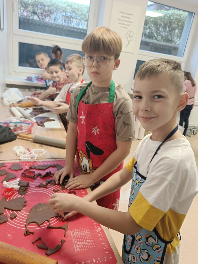 uczniowie podczas wykrawania pierników
