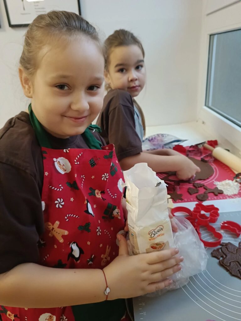 uczniowie pieką pierniki 