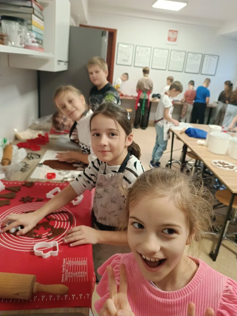 uczniowie pieką pierniki 