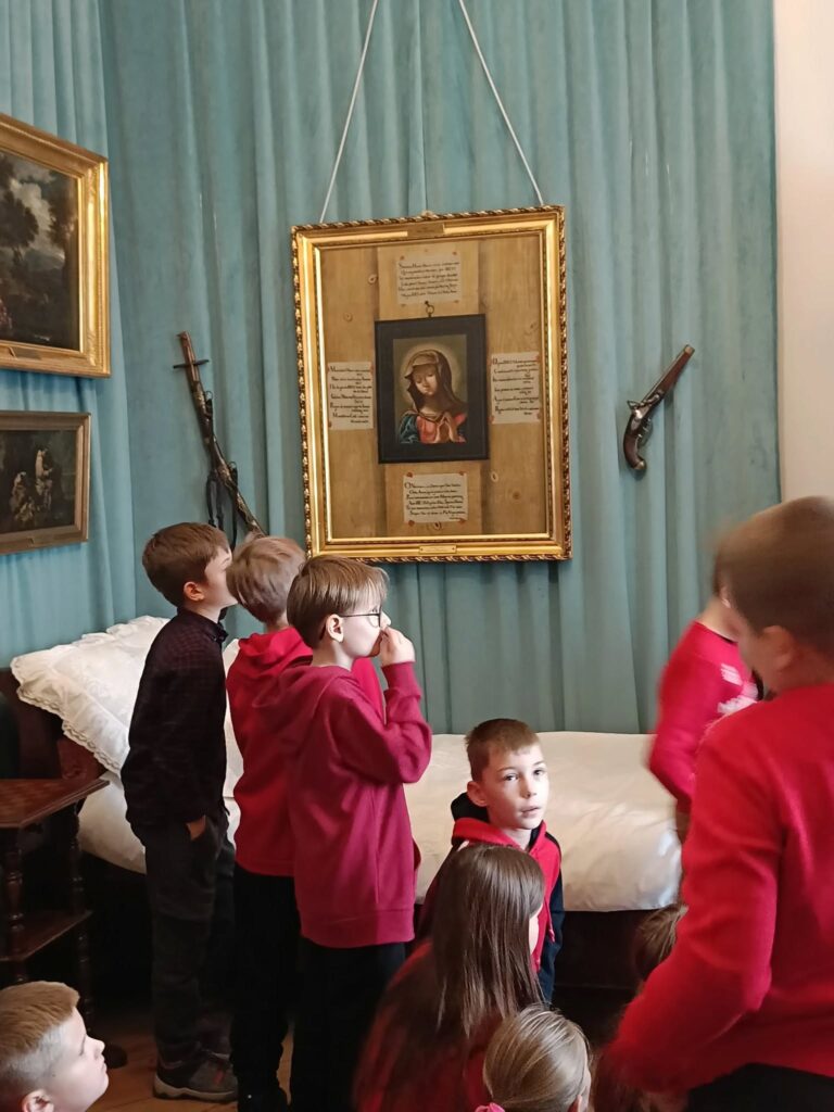 uczniowie podczas zwiedzania muzeum 