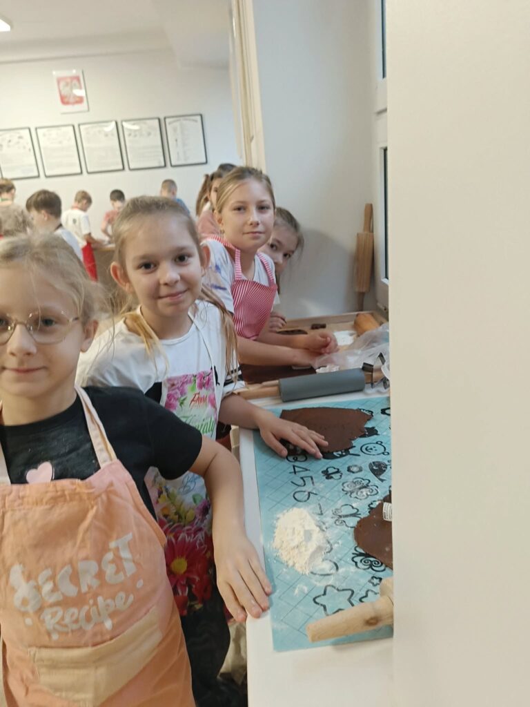 uczniowie pieką pierniki 