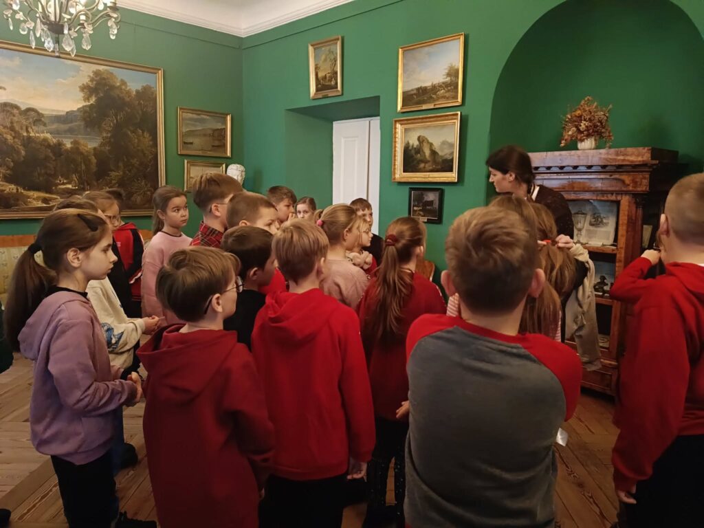 uczniowie podczas zwiedzania muzeum 