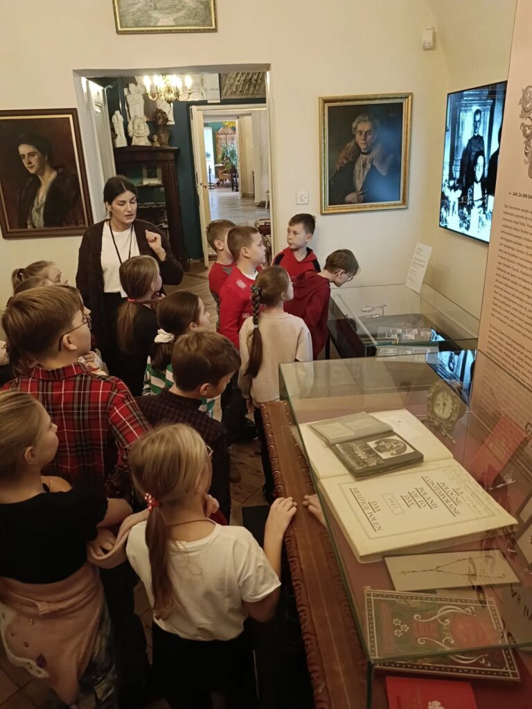 uczniowie podczas zwiedzania muzeum 