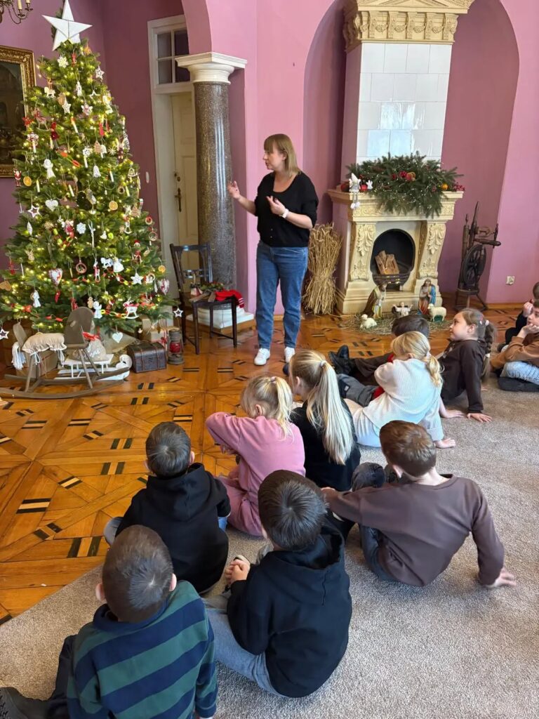 uczniowie podczas świątecznych warsztatów