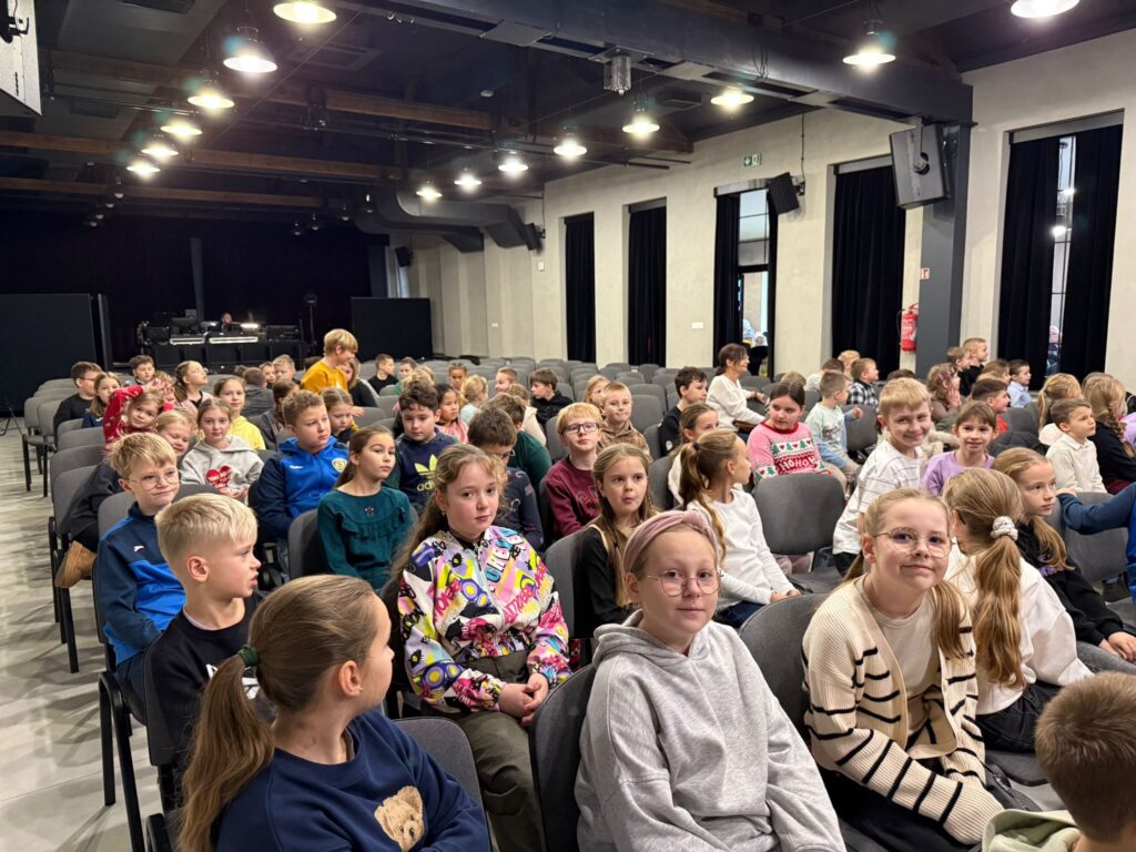 uczniowie na widowni 