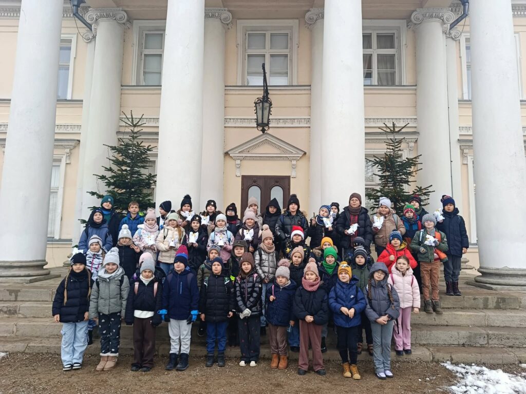 uczniowie przed muzeum