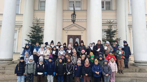 uczniowie na wycieczce w muzeum