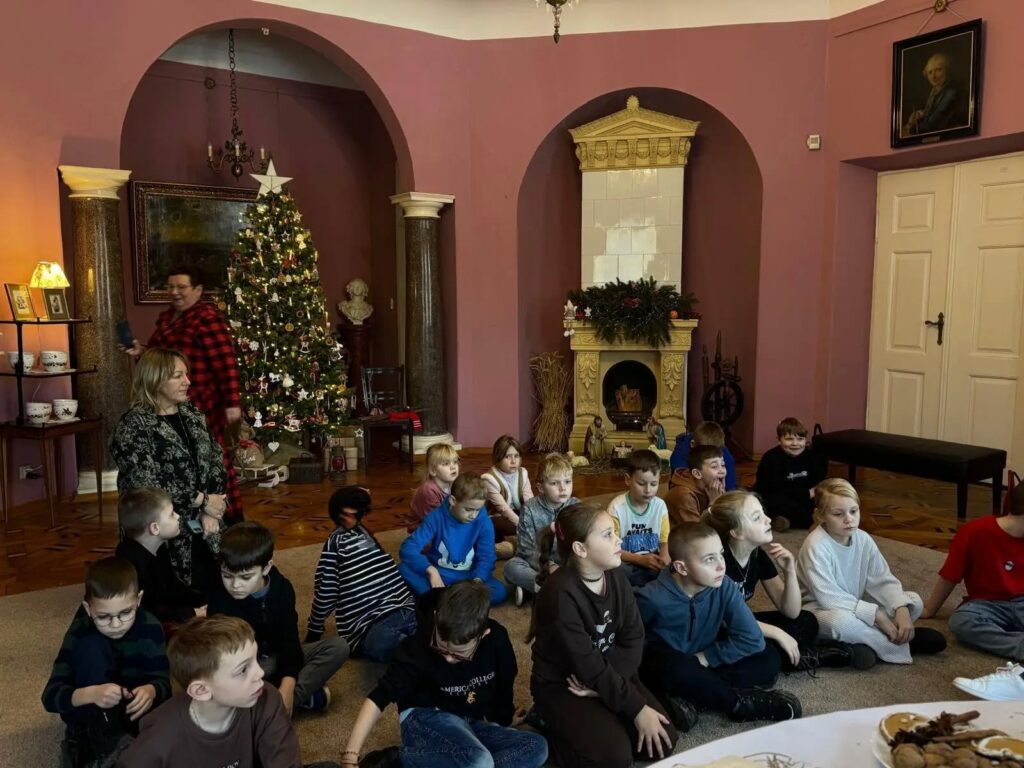 uczniowie podczas świątecznych warsztatów