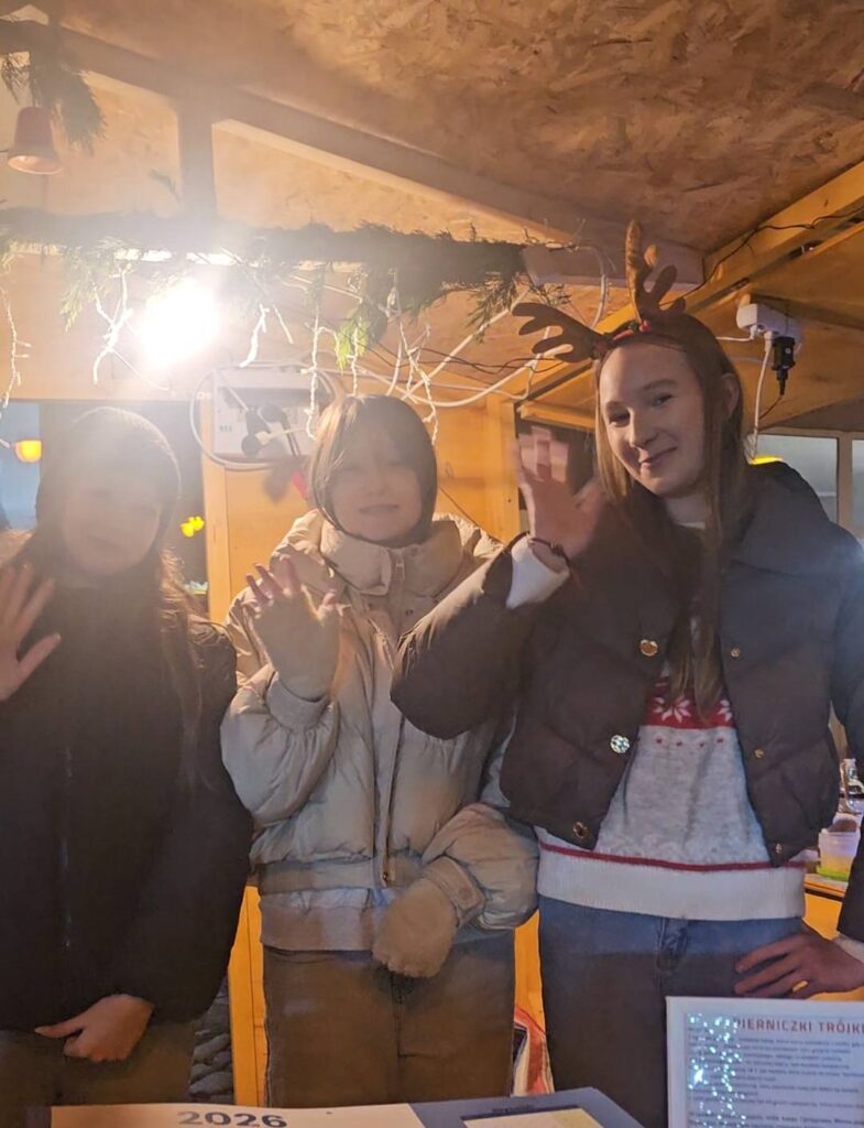 uczennice na jarmarku świątecznym