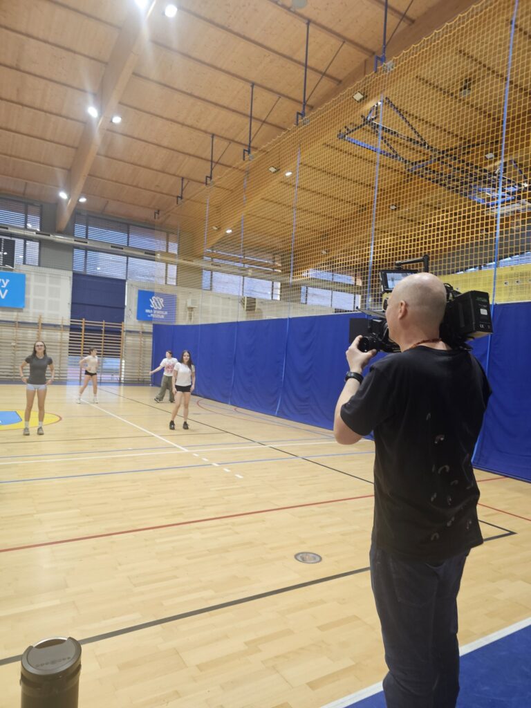 ekipa filmowa na lekcji wf