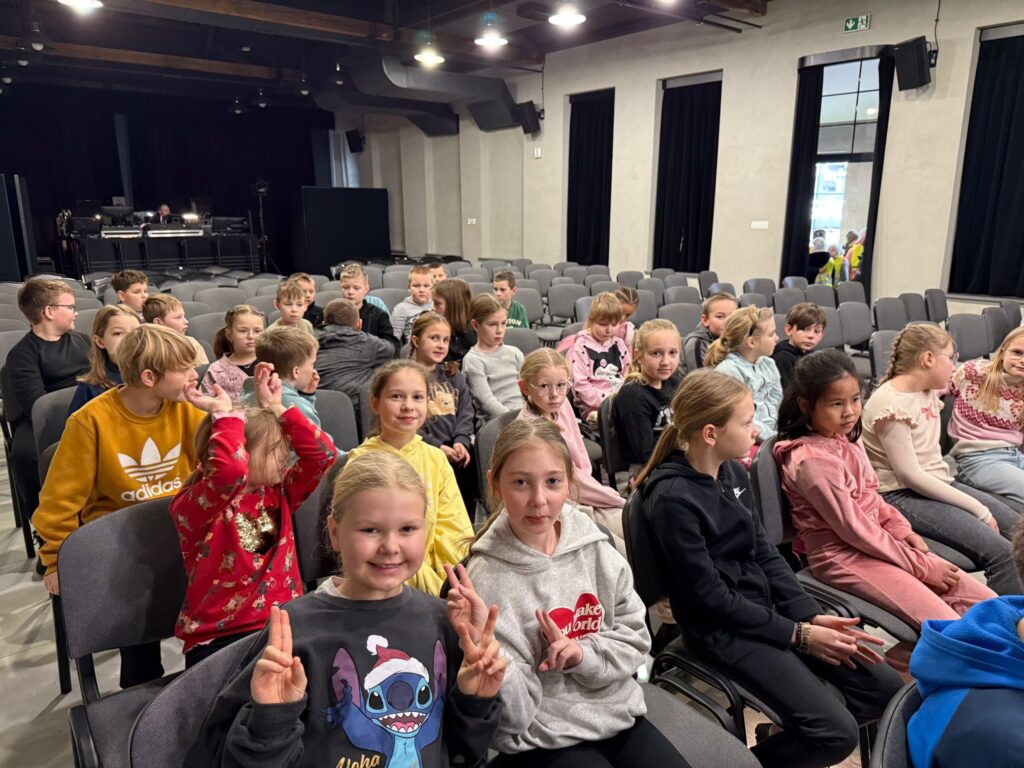 uczniowie na widowni