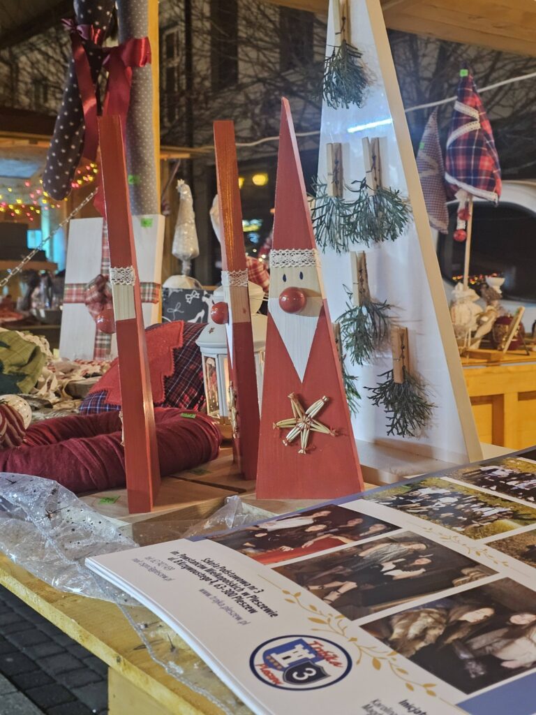 świąteczne ozdoby na stoisku trójki 