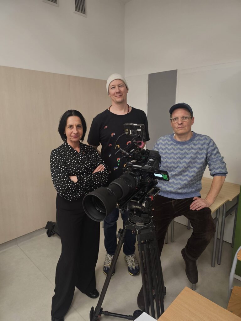 nauczyciel i ekipa filmowa