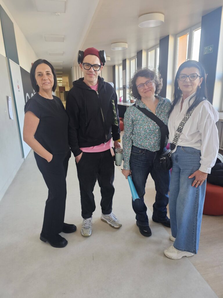 nauczyciele i ekipa filmowa