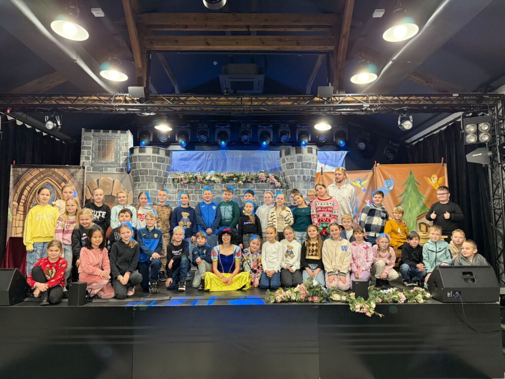 uczniowie i aktorzy na scenie 