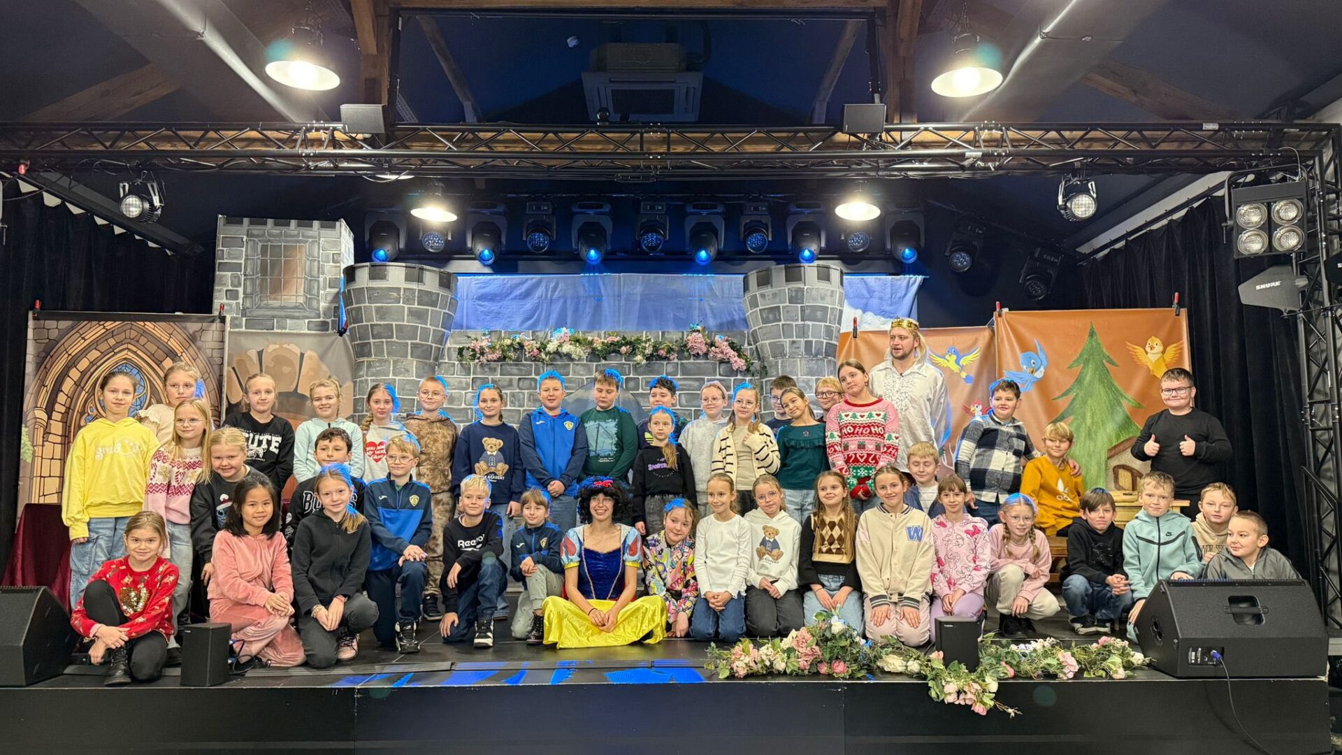 uczniowie i aktorzy na scenie