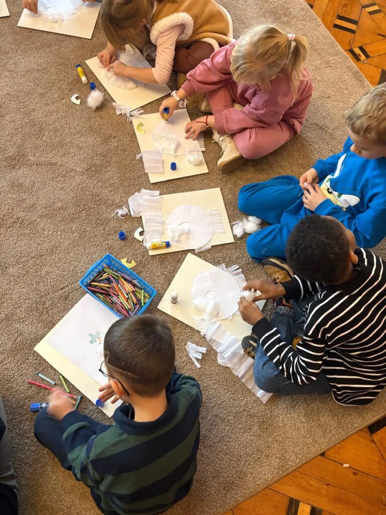 uczniowie podczas świątecznych warsztatów