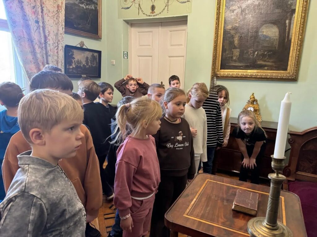 uczniowie podczas zwiedzania