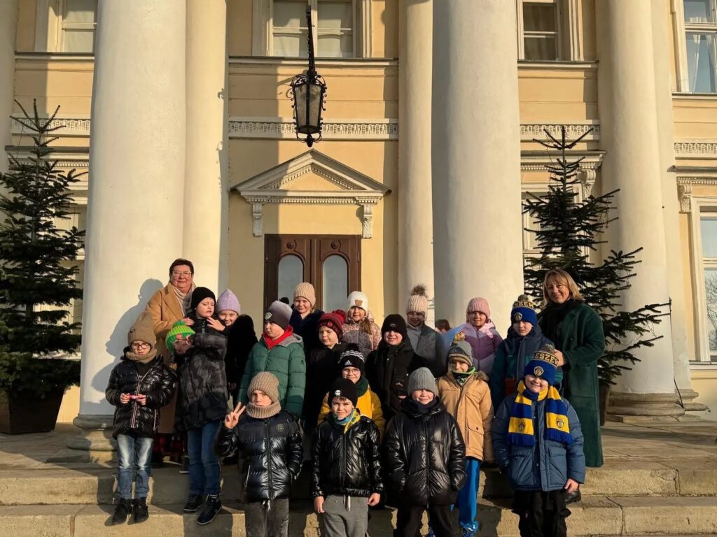 grupa uczniów przed budynkiem muzeum