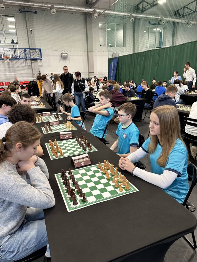 uczniowie podczas rozgrywek szachowych
