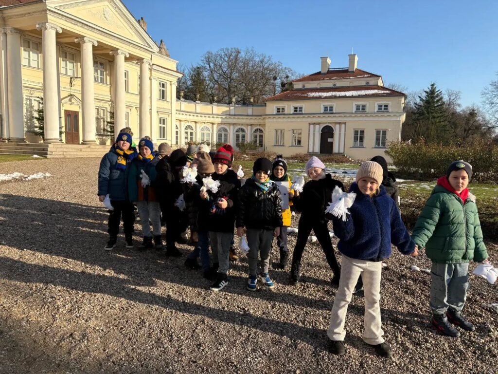 uczniowie przed muzeum 