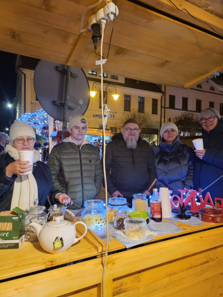 odwiedząjący przy stoisku trójki 