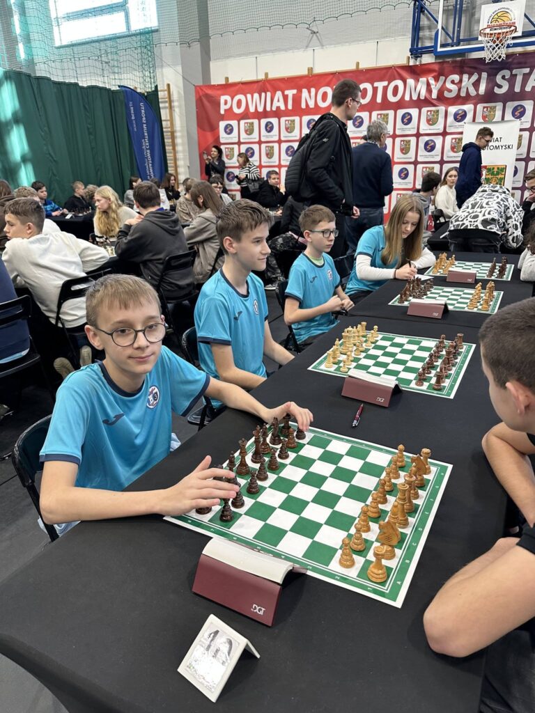 uczniowe podczas igrzysk szachowych