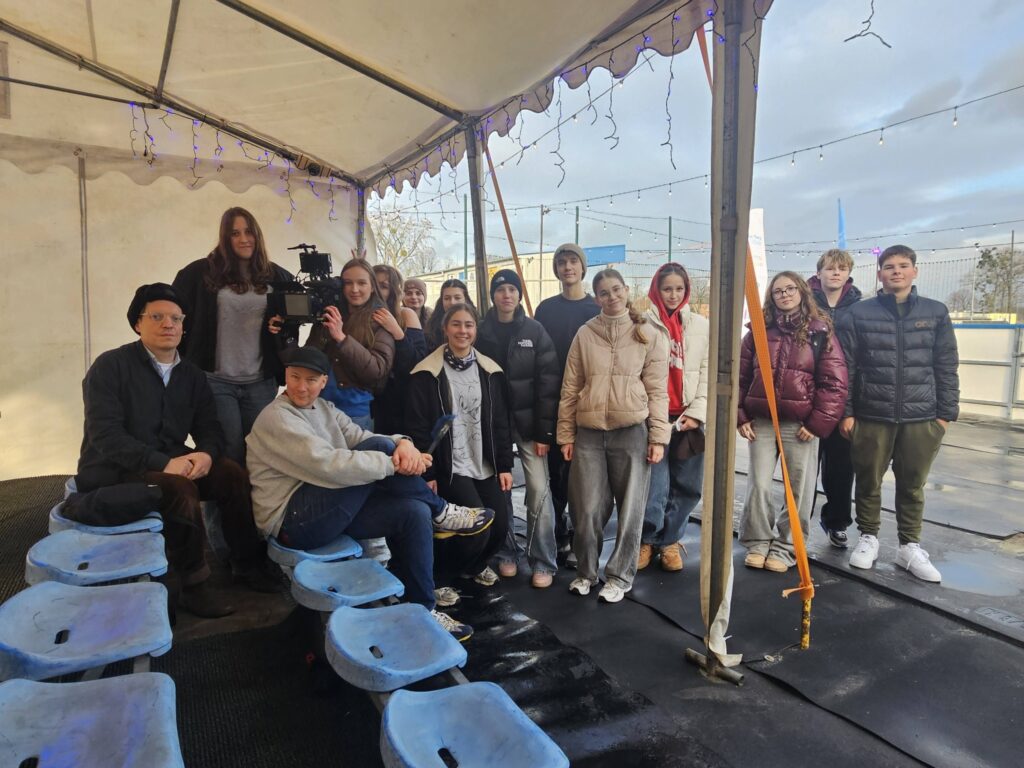 uczniowie z ekipą filmową