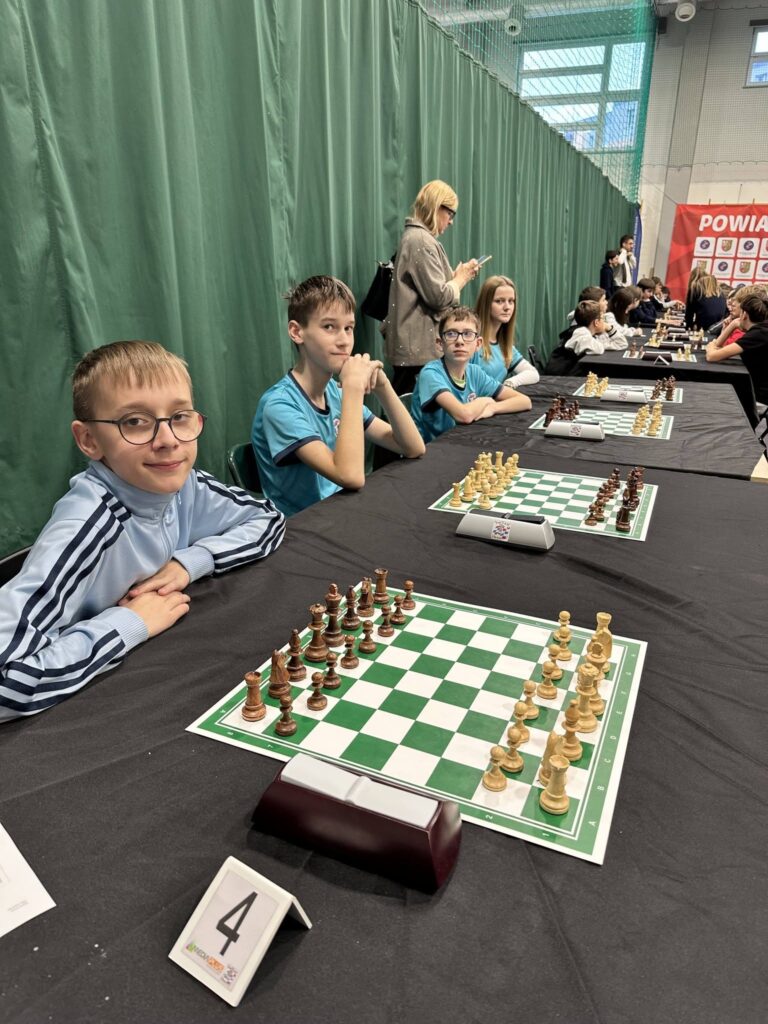 uczniowie podczas rozgrywek szachowych