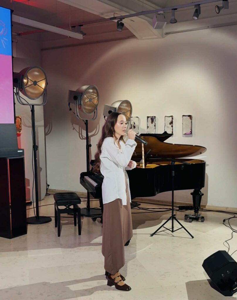 uczennica podczas występu