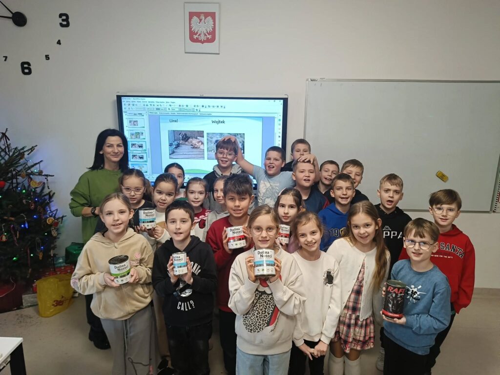 uczniowie z darami dla schroniska