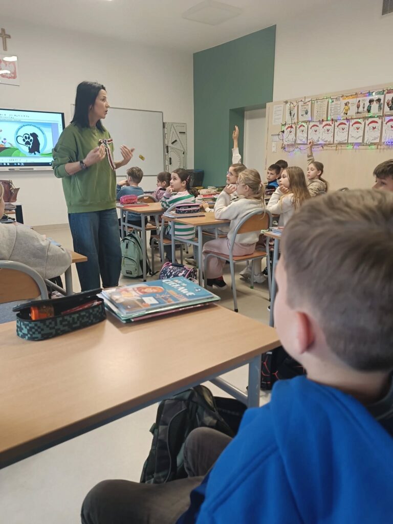 uczniowie podczas prezentacji o zwierzętach