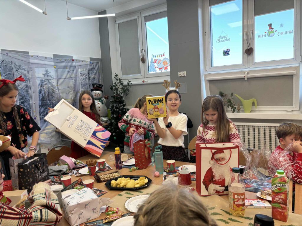 dzieci podczas wigilii klasowej
