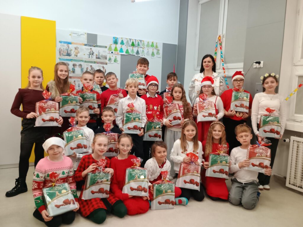 dzieci podczas wigilii klasowej