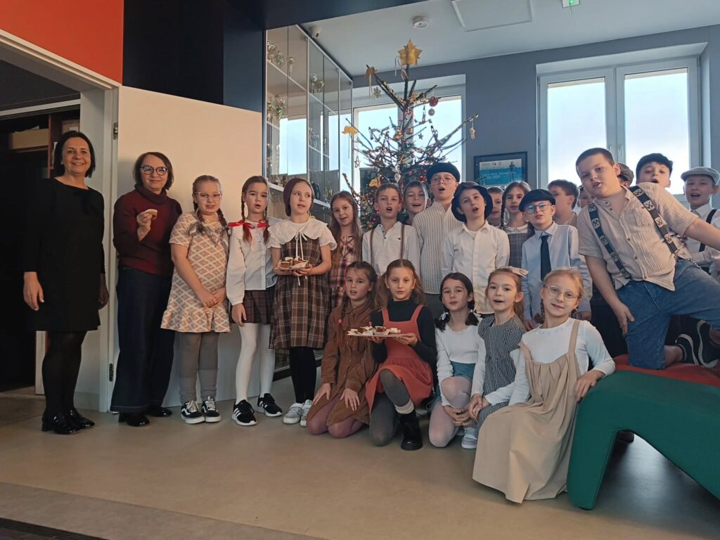 dzieci w przebraniach