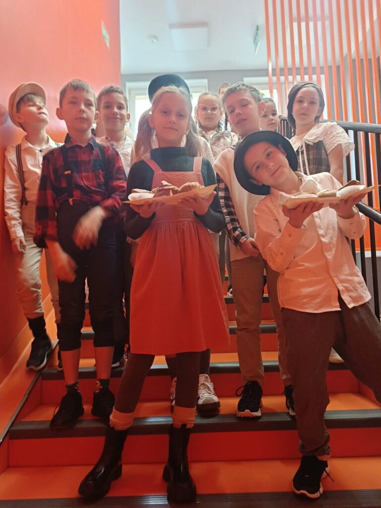 dzieci rozdają słodkości