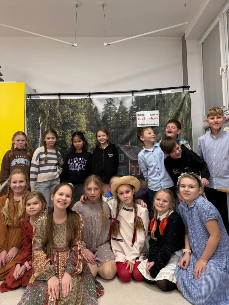 dzieci w przebraniach