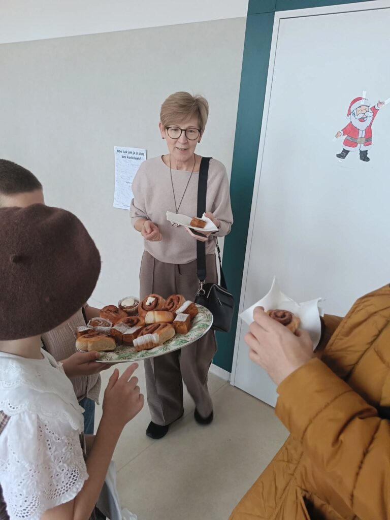 rozdawanie przekąsek 