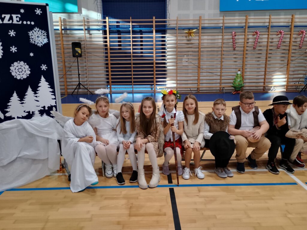 uczniowie podczas występu