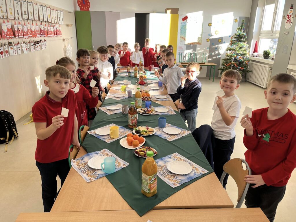 dzieci podczas wigilii klasowej